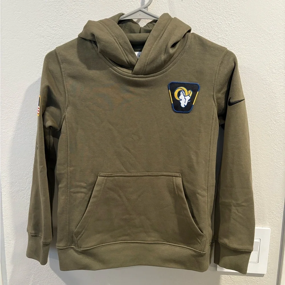 Youth Nike Olive Los Angeles Rams 2025 Salute to Service Club Fleece Hoodie